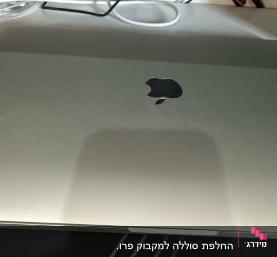 מחשב נייד אפל עם מקלדת חיצונית וכבלים